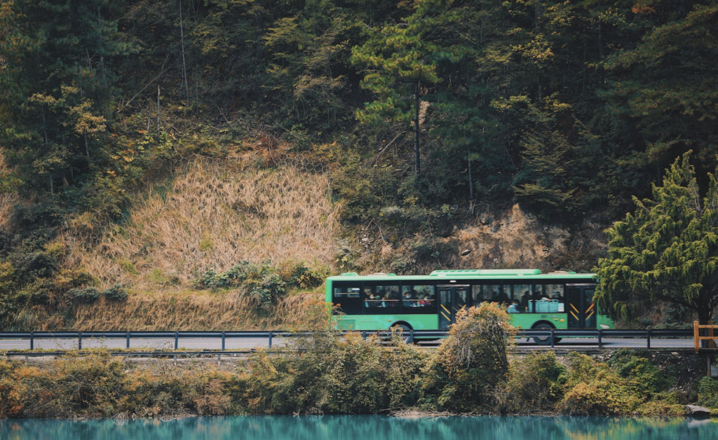 Noleggio pullman con autista per gite al lago