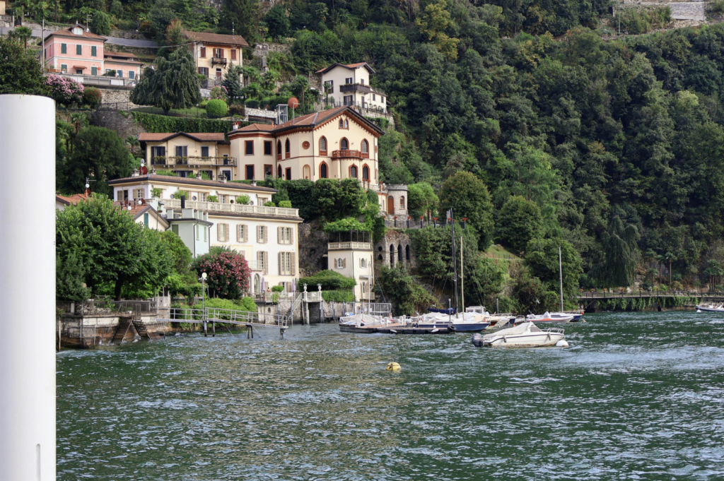 Bus Lariobus parcheggiato vicino all'ingresso di Villa Monastero a Varenna durante un congresso aziendale