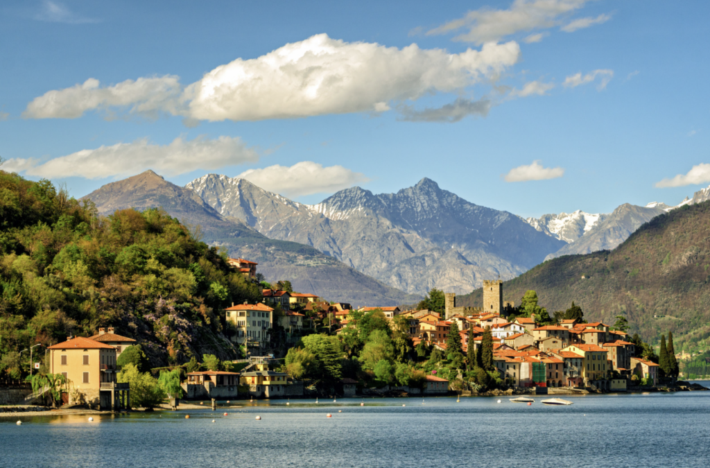 Gruppo di turisti scende da un minivan Lariobus davanti a un hotel di lusso a Varenna